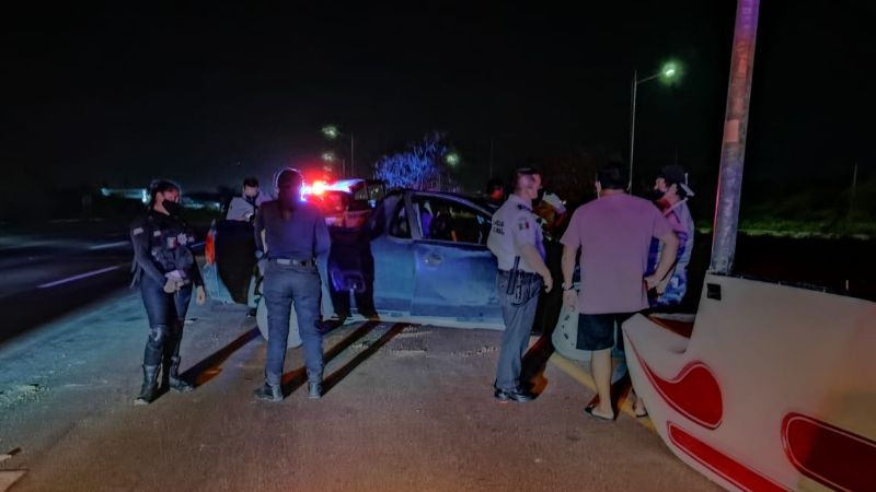 Automovilista se estrella contra un poste en la Mérida-Progreso