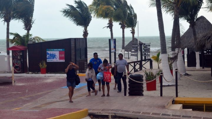Por Frente Frío, evacuaron a más de 300 personas de Playa Bonita en Campeche