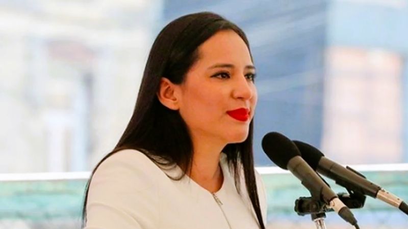 Emiten alerta migratoria contra Sandra Cuevas para evitar que salga del país