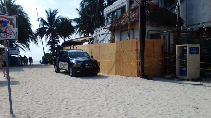 Instalan muro de madera en el Kool Beach de Playa del Carmen por saqueos