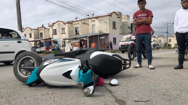 Cancún: Van choca contra motociclista en Villas Otoch Paraíso; iba una menor de edad