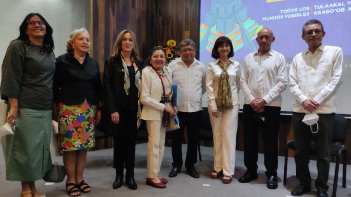 Entregan la medalla 'José Emilio Pacheco' a la escritora Rosa Beltrán en Mérida