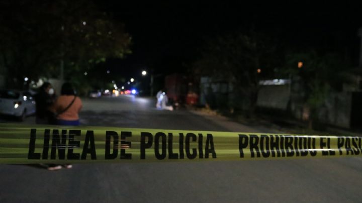Muere motociclista tras chocar contra una camioneta estacionada en Cancún