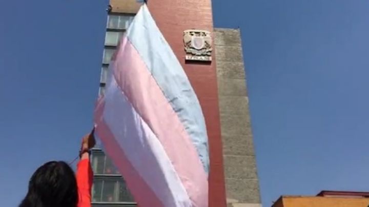 Colectivos LGBTQ+ se manifiestan en la UNAM por foro "transfóbico"