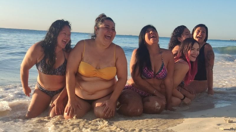 Mujeres de Playa del Carmen desafían a la gordofobia con 'body positive'