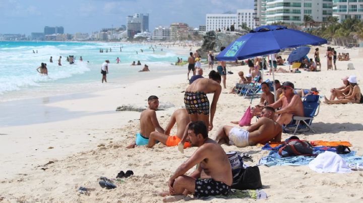 Turistas disfrutan del mar en Cancún este primer sábado de marzo: VIDEO