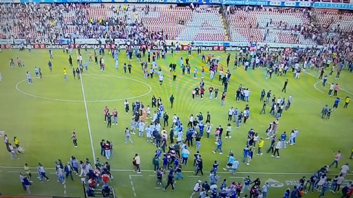 Aficionados del Querétaro vs Atlas ingresan al estadio por pelea en la tribuna: VIDEO