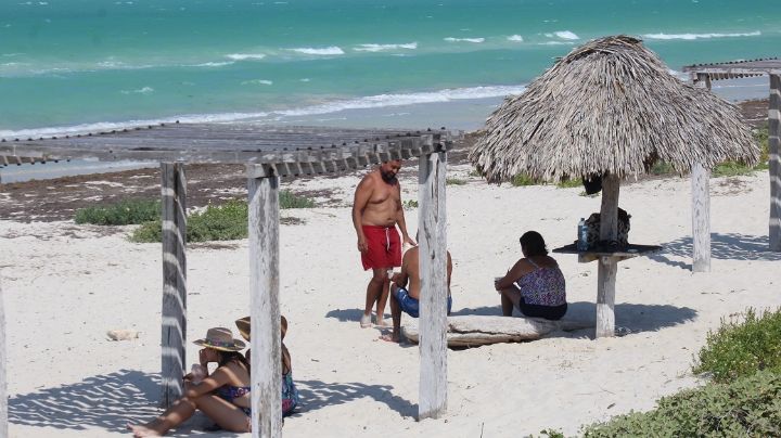 Arriban turistas a Cancunito, playa virgen de Rio Lagartos, Yucatán