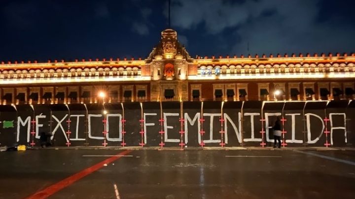 Inician protestas feministas frente a Palacio Nacional