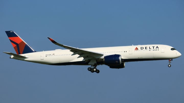 Pasajero del vuelo que aterrizó de emergencia en Cancún, acusa abandono de Delta Air Lines