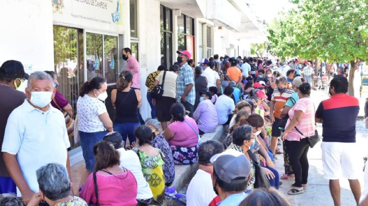 Banco del Bienestar registra largas filas de adultos mayores en Campeche
