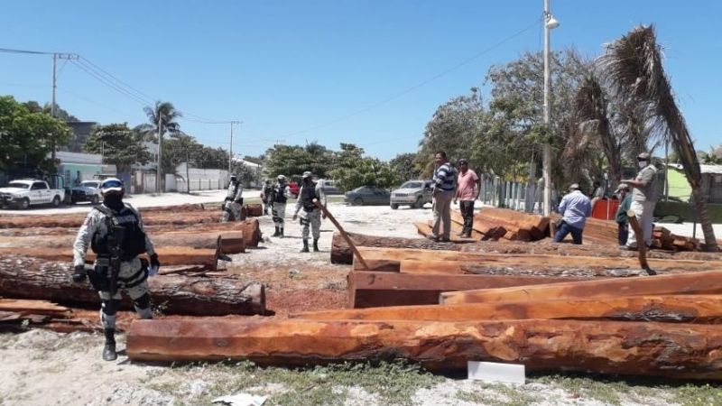 Ejidatarios retienen a ministeriales por decomisar carga de la “mafia maderera” en Escárcega