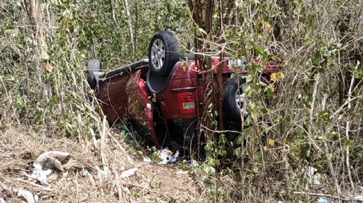 Volcadura en la carretera Valladolid-Felipe Carrillo Puerto deja 4 lesionados