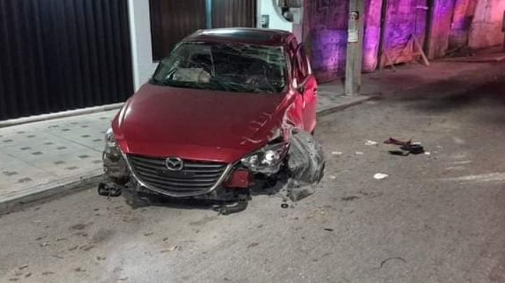 Automovilista abandona su vehículo tras chocar contra un árbol en Quintana Roo