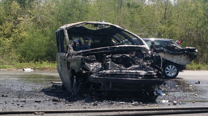 Vehículo termina en chatarra tras incendiarse en la carretera Mérida-Progreso: VIDEO