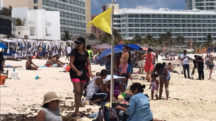 Turistas acuden a Playa Gaviota Azul en Cancún este Jueves Santo: EN VIVO