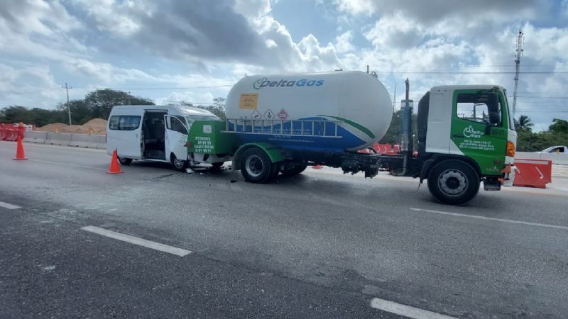 Chofer de una Van queda atrapado tras chocar con una pipa de gas en Playa del Carmen