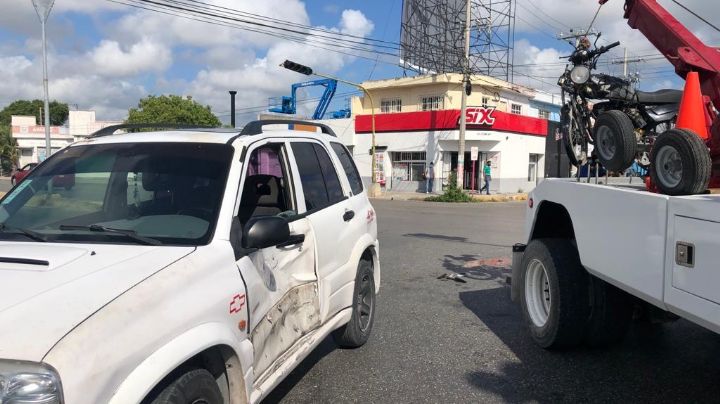 Cancún: Motociclista resulta lesionado tras chocar en la López Portillo
