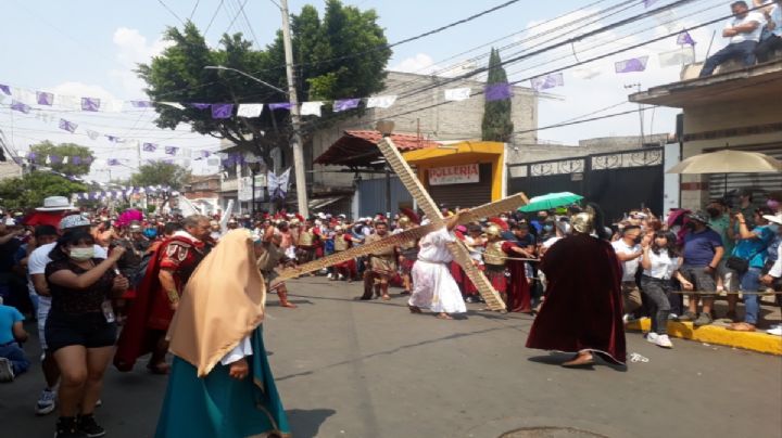 Feligreses abarrotan la Macroplaza de Iztapalapa para presenciar la Pasión de Cristo: FOTOS