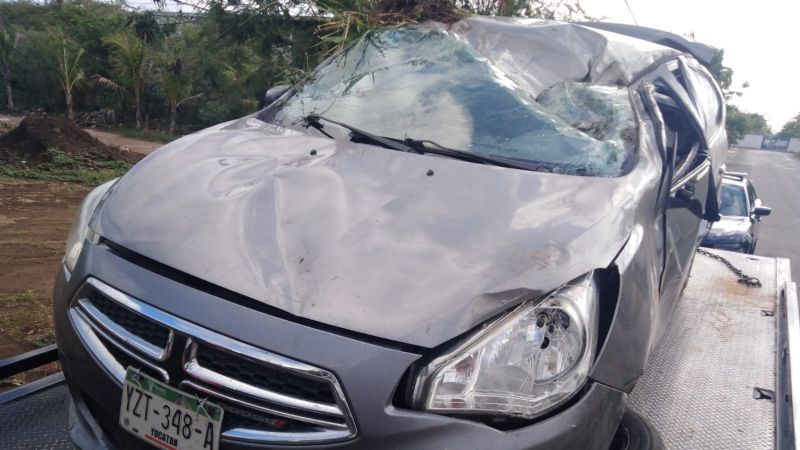 Conductor resulta lesionado tras volcar en el Periférico de Mérida
