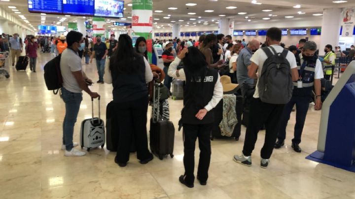 Cerca de 800 viajeros abarrotan el aeropuerto de Cancún en Sábado de Gloria: VIDEO
