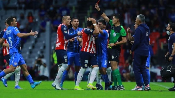Chivas vence al Cruz Azul y sigue con vida en la Liga MX; Alexis Vega salió expulsado