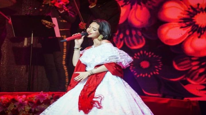 Perro de Ángela Aguilar se le mete dentro del vestido en pleno concierto: VIDEO