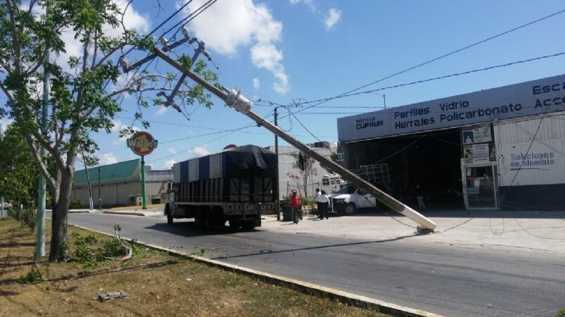 Cierran la avenida Constituyentes en Chetumal por poste de la CFE caído