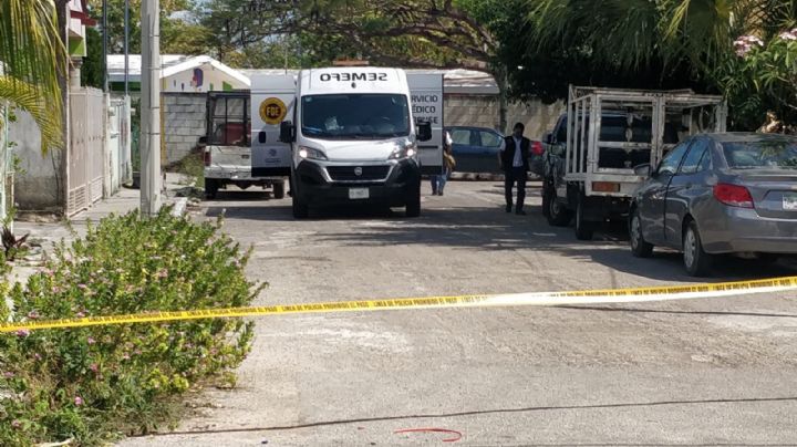 Hombre muere dentro de una camioneta afuera de su casa al Poniente de Mérida