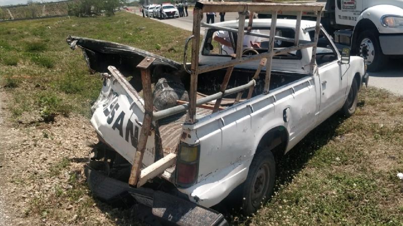 Autobús golpea y saca del camino a una camioneta en la carretera Mérida-Campeche