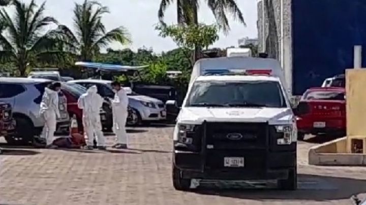 Hallan a un hombre muerto en un estacionamiento de la Zona Hotelera de Cancún