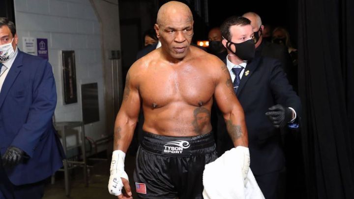 Mike Tyson golpea a joven que lo molestaba en pleno vuelo: VIDEO