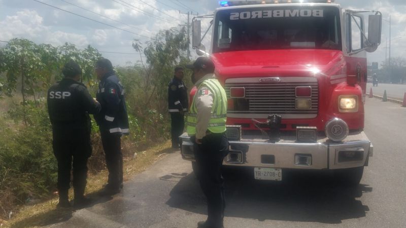 Incendio en el Periférico de Mérida pone en riesgo a empleados de una gasolinera