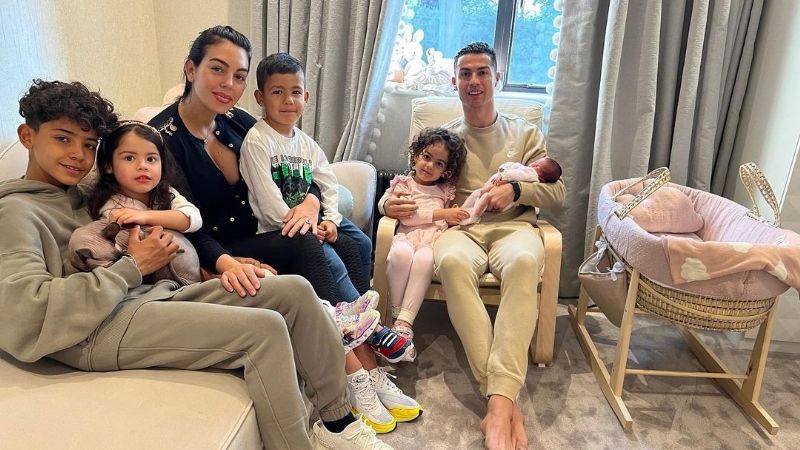 Cristiano Ronaldo publica foto con su familia tras perder a su hijo