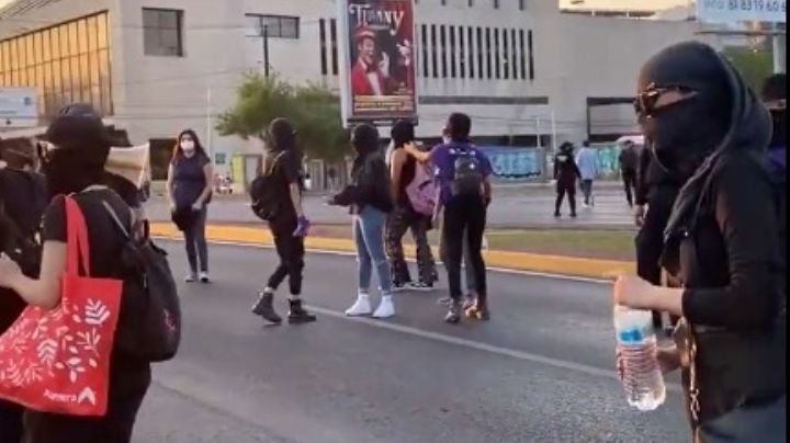 Grupos feministas se manifiestan para exigir "justicia para Debanhi" en Nuevo León