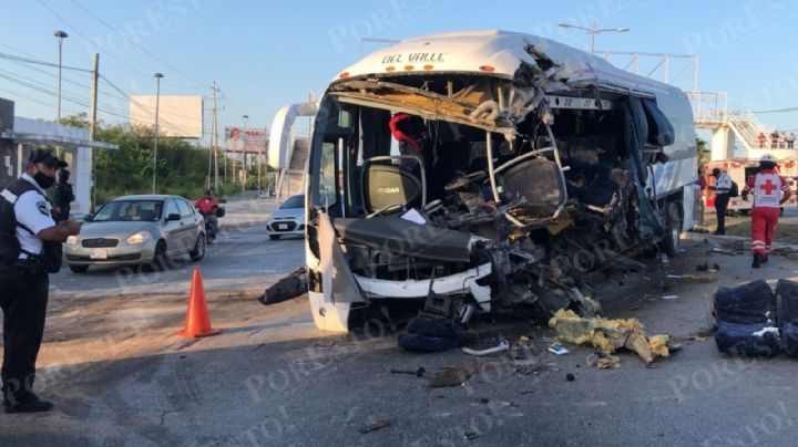 Chofer de autobús termina herido tras chocar frente a Plaza LaRoca en Cancún