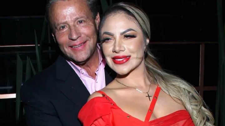 Alfredo Adame se tatúa el nombre de su novia Magaly Chávez en los glúteos