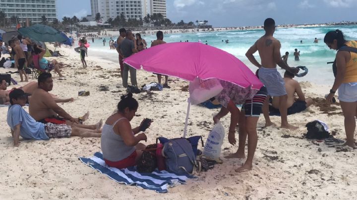 Bañistas disfrutan del último día de vacaciones en Playa Gaviota, en Cancún: EN VIVO