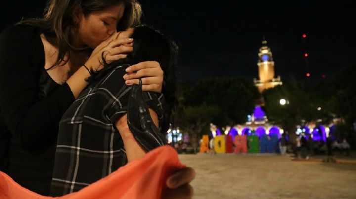 Celebran día de la visibilidad lésbica con un 'besotón' en Mérida