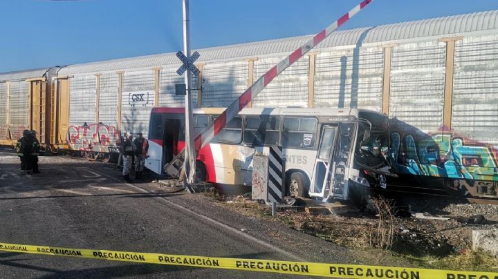 Choque de tren y autobús de pasajeros en Atlacomulco, Toluca; hay 1 muerto y 18 heridos