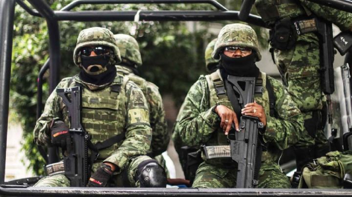 Revelan video de miembros del Cártel de Sinaloa sometiendo a supuestos militares