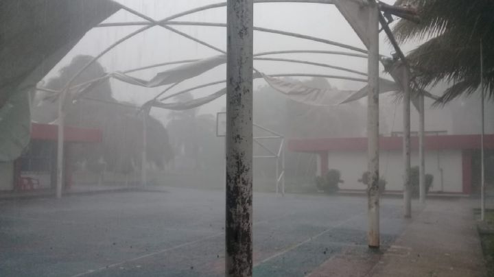 Fuertes lluvias rompen el techo de una escuela en Escárega, Campeche