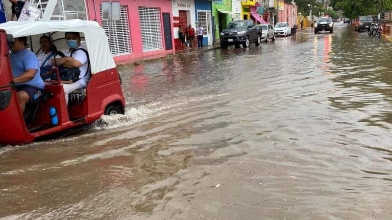 Aguacero causa encharcamientos en calles de José María Morelos, Quintana Roo