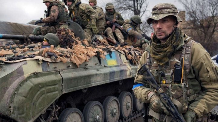 Rusia envía ataques al este de Ucrania y mantiene sitio en Azov