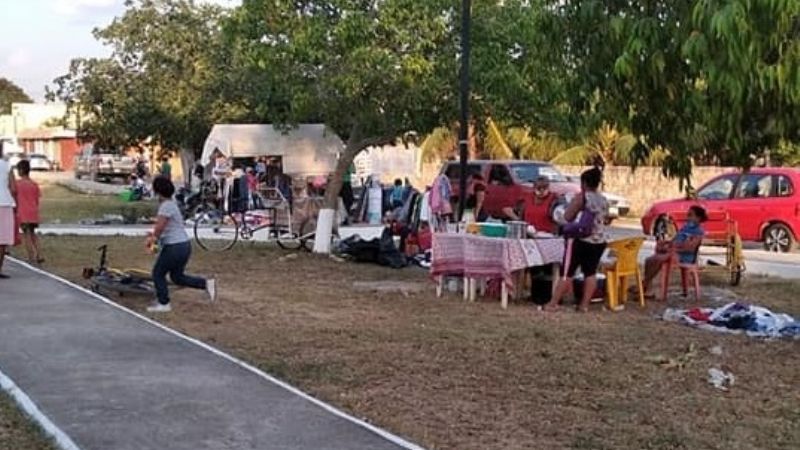 Niño emprendedor vende sus dibujos en el tianguis de San Camilo en Mérida
