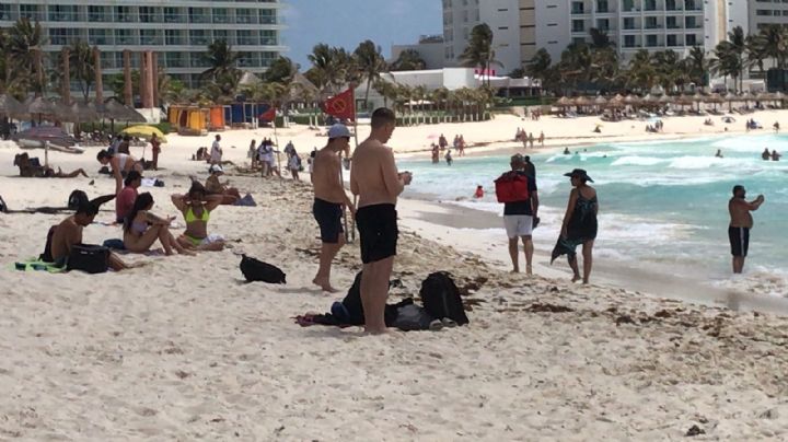 Bañistas disfrutan de las playas de Cancún en este Día del Niño: EN VIVO