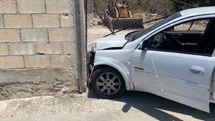 Camión de pasajeros proyecta a vehículo contra barda tras choque en Campeche