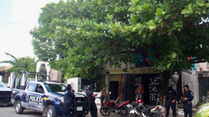Dueño de taller de motos amenaza con machete a personal de Protección Civil en Cancún