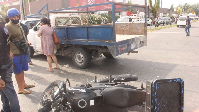 No alcanzó el 'verde': Motorepartidora termina con posibles fracturas en Chetumal