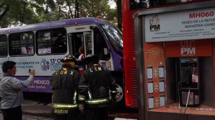 Autobús choca contra Metrobús en Reforma;  reportan 44 personas lesionadas